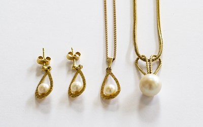 Lot 180 - A 9 carat gold cultured pearl pendant on chain,...
