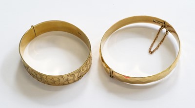 Lot 200 - A 9 carat gold engraved hinged bangle, inner...