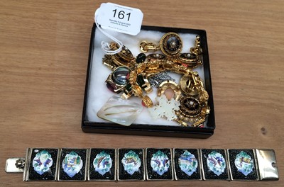 Lot 161 - A quantity of costume jewellery including a...