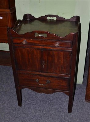 Lot 401 - A George III mahogany tray top night table