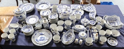 Lot 256 - An assembled porcelain dinner service,...