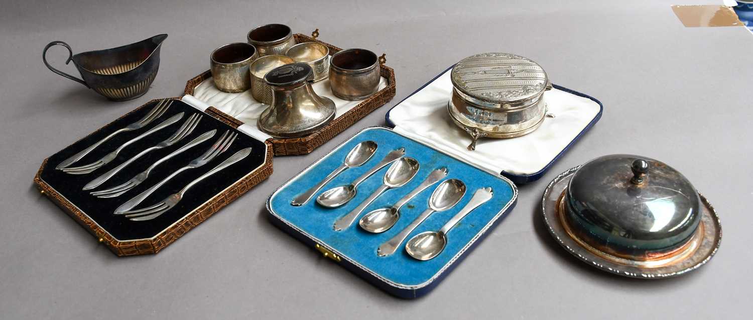 Lot 22 - A collection of silver including teaspoons,...