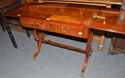 Lot 449 - A reproduction mahogany sofa table