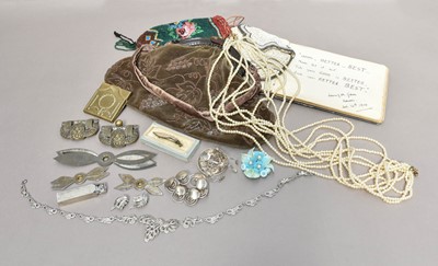 Lot 221 - Assorted items incluidng an early 20th century...