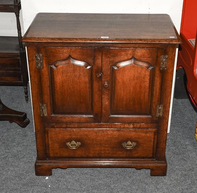 Lot 1258 - A Titchmarsh & Goodwin style oak tv cabinet...