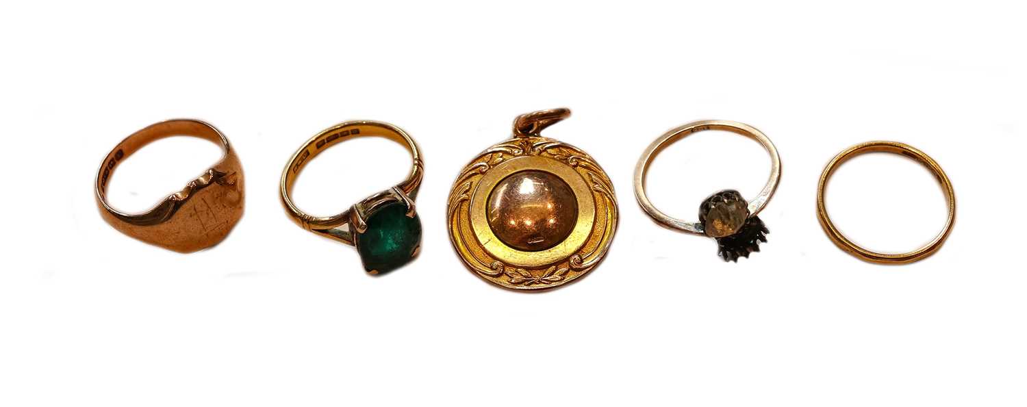 Lot 81 - A 22 carat gold green stone ring, finger size...