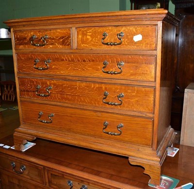 Lot 499 - A reproduction oak small four height chest