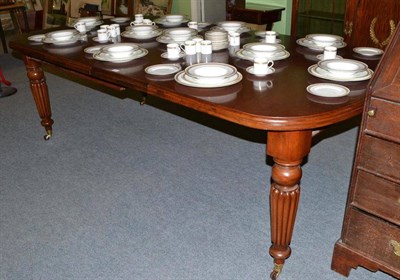 Lot 517 - A mahogany telescopic dining table on reeded legs