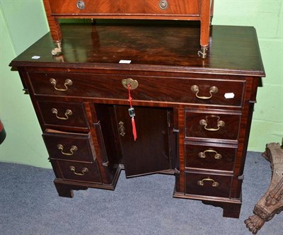 Lot 523 - A Georgian-style mahogany kneehole desk