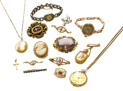 Lot 132 - A small collection of jewellery including: a 9...