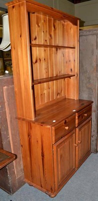 Lot 563 - Small pine dresser