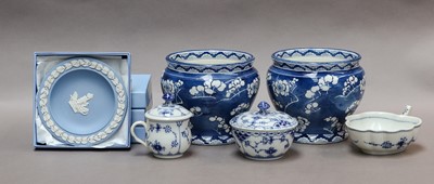 Lot 189 - A group of 20th century ceramics, including:...