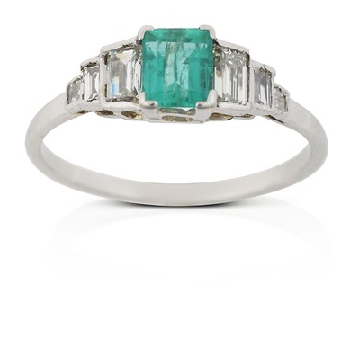 Lot 2300 - An Emerald and Diamond Ring