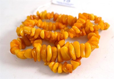 Lot 15 - A yellow irregular shaped amber necklace