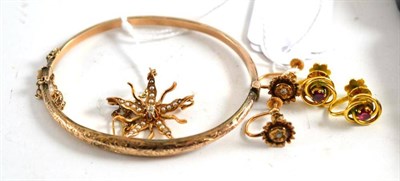 Lot 17 - A 9ct gold bangle, a seed pearl star brooch and earrings