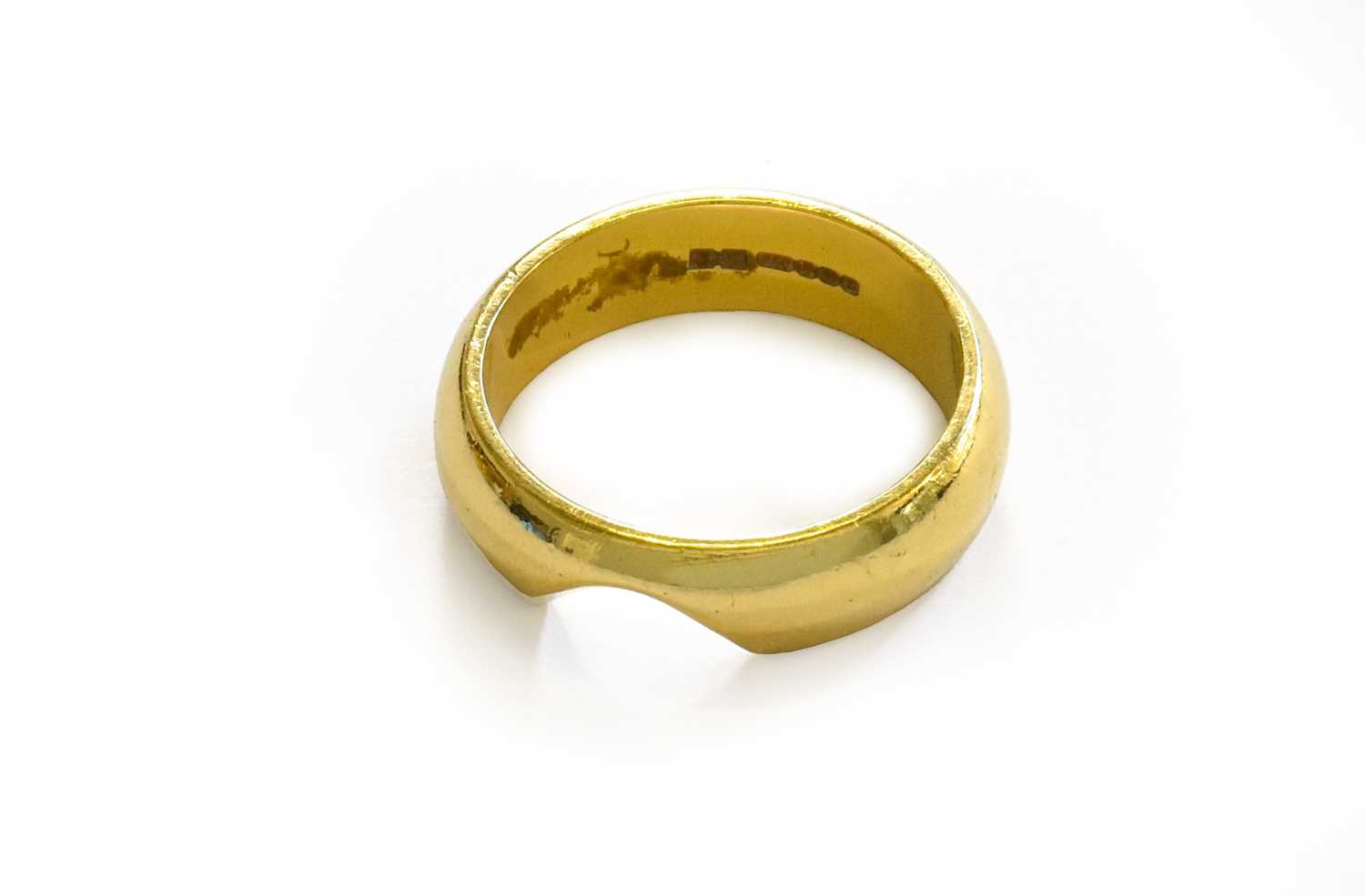 Lot 166 - An 18 carat gold band ring, finger size O