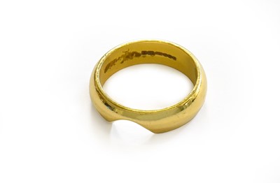 Lot 166 - An 18 carat gold band ring, finger size O