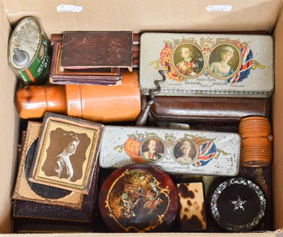 Lot 131 - A group of collectables, including snuff boxes,...