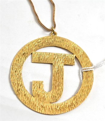 Lot 42 - A 9ct gold pendant with attached chain, clasp stamped '375'