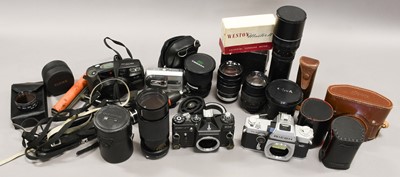 Lot 364 - Various Cameras And Related Items