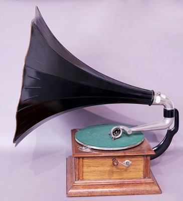 Lot 180 - A Zonophone Horn Gramophone