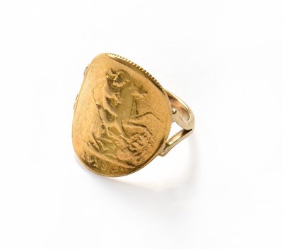 Lot 29 - A Half Sovereign Ring, dated 1913, finger size J