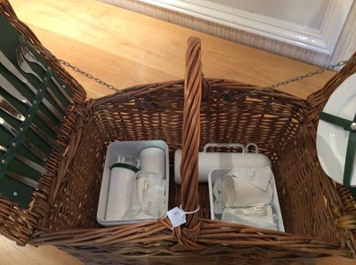 Lot 114 - A Land Rover Hamper Set, with Berkshire china...