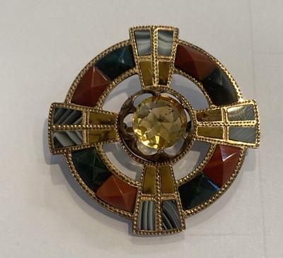 Lot 20 - A Citrine and Agate Brooch, measures 3.3cm...
