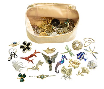Lot 65 - A Quantity of Costume Jewellery Brooches, of...