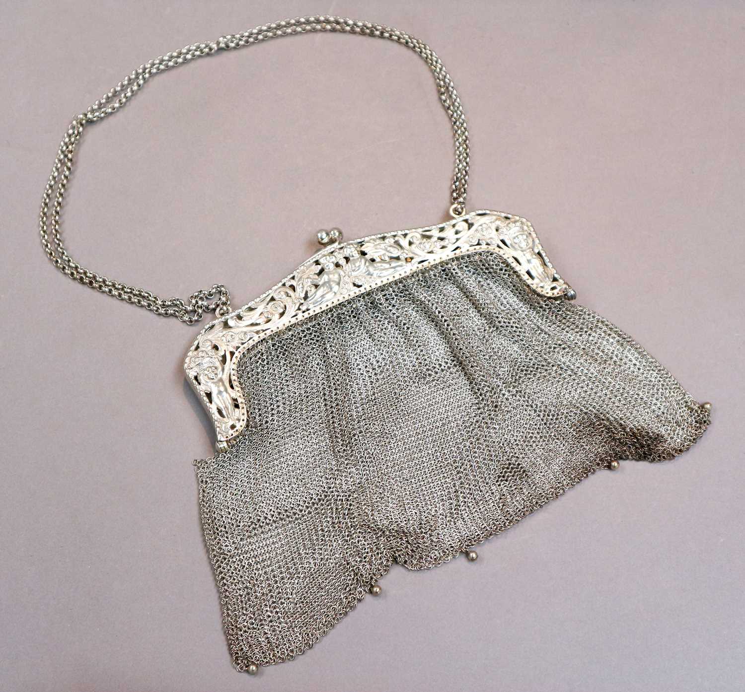 Lot 270 - A Ladies Silver Mounted Chain Evening Bag, the...