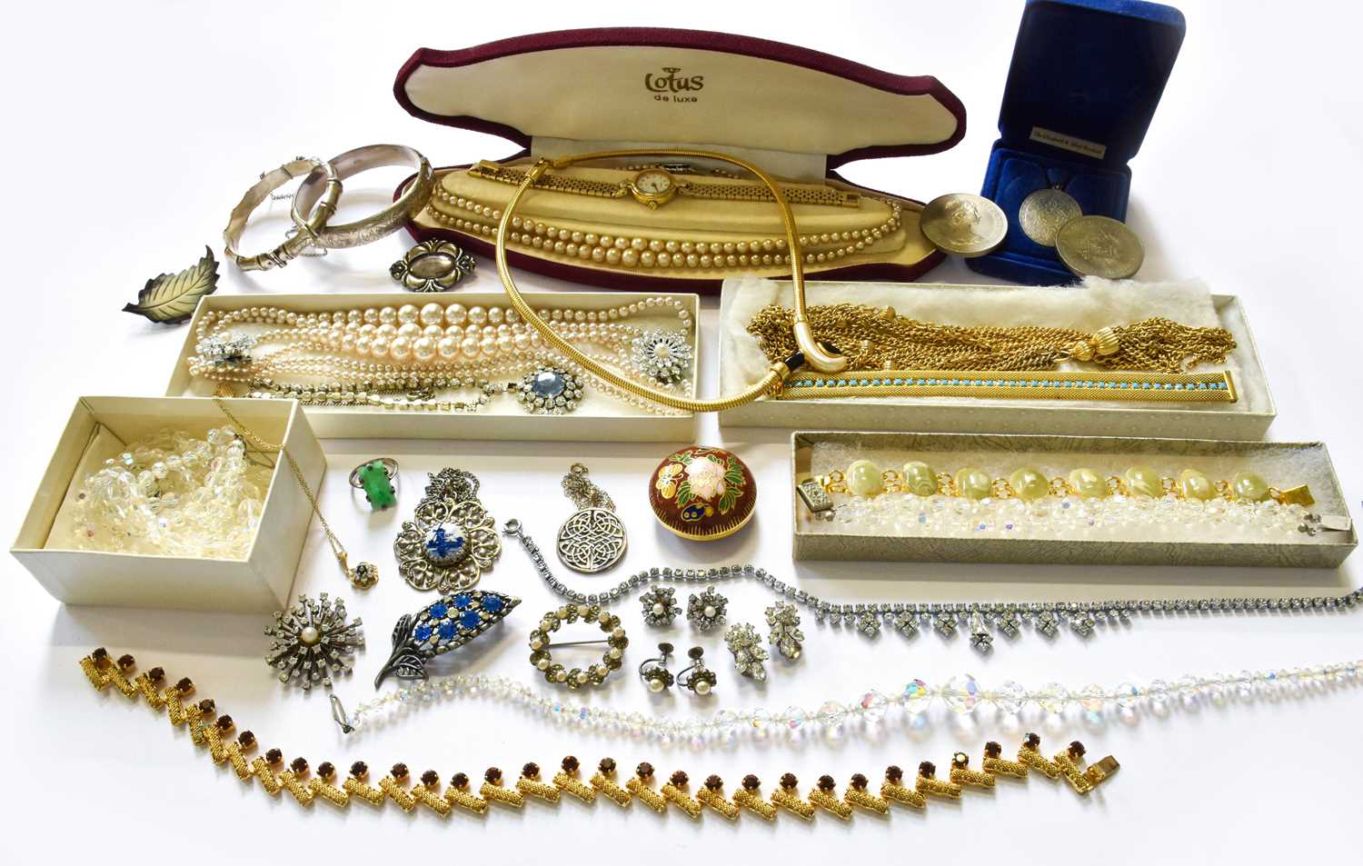 Lot 5 - A Quantity of Costume Jewellery, including a...