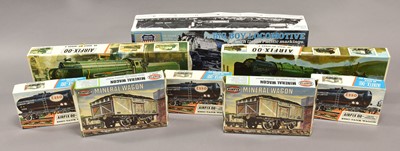 Lot 164 - Various OO Gauge Related Items