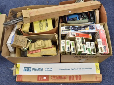 Lot 164 - Various OO Gauge Related Items