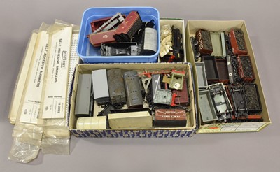 Lot 164 - Various OO Gauge Related Items