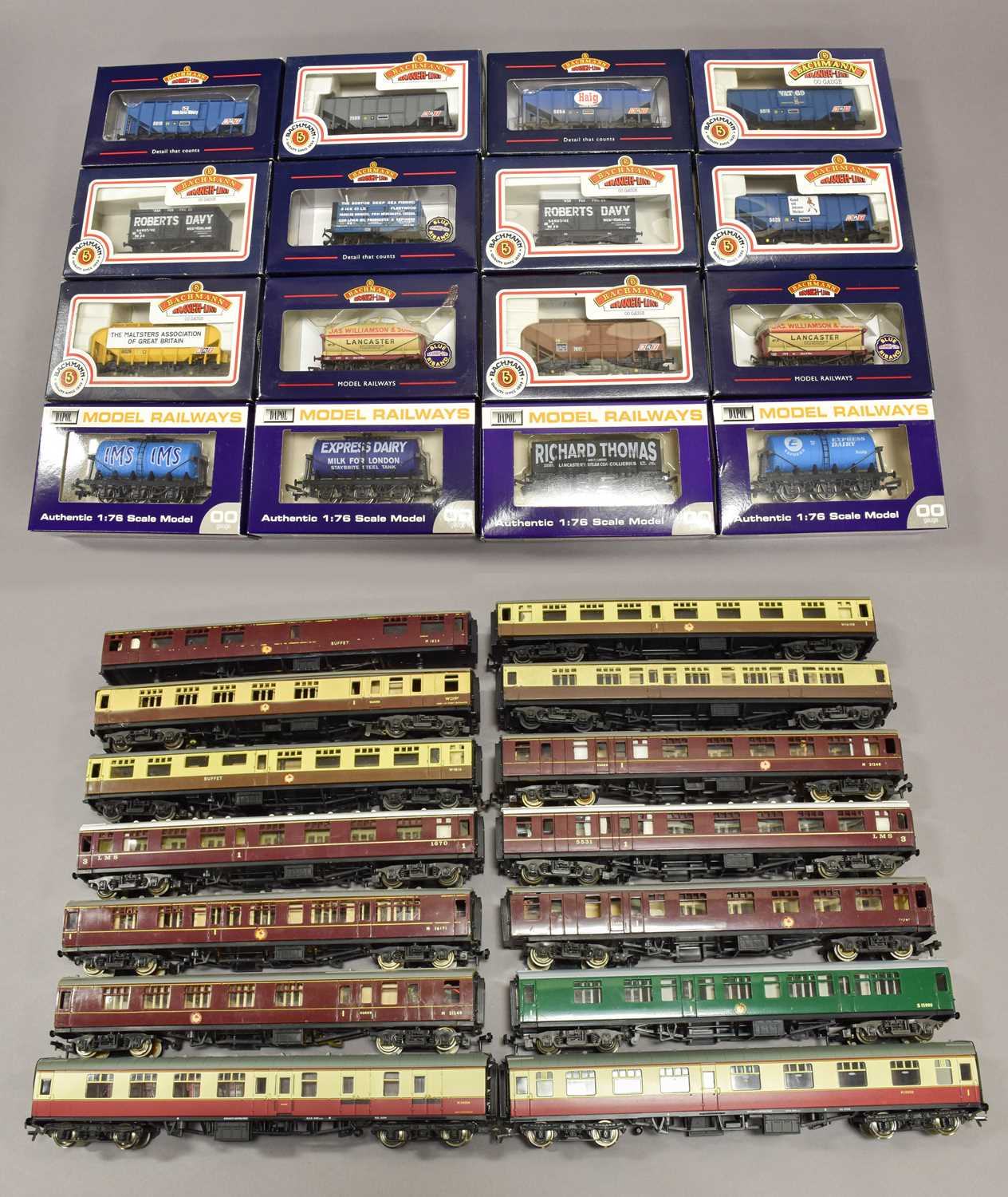 Lot 141 - Bachmann OO Gauge Wagons