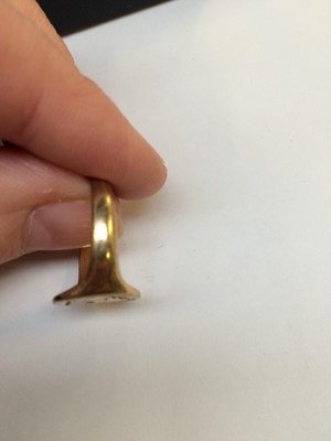 Lot 9 - A 9 Carat Gold Signet Ring, finger size P1/2;...