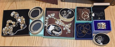 Lot 384 - A Quantity of Jewellery, including a single...