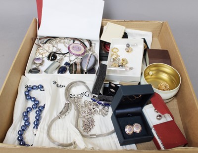 Lot 112 - A Quantity of Costume Jewellery, including...