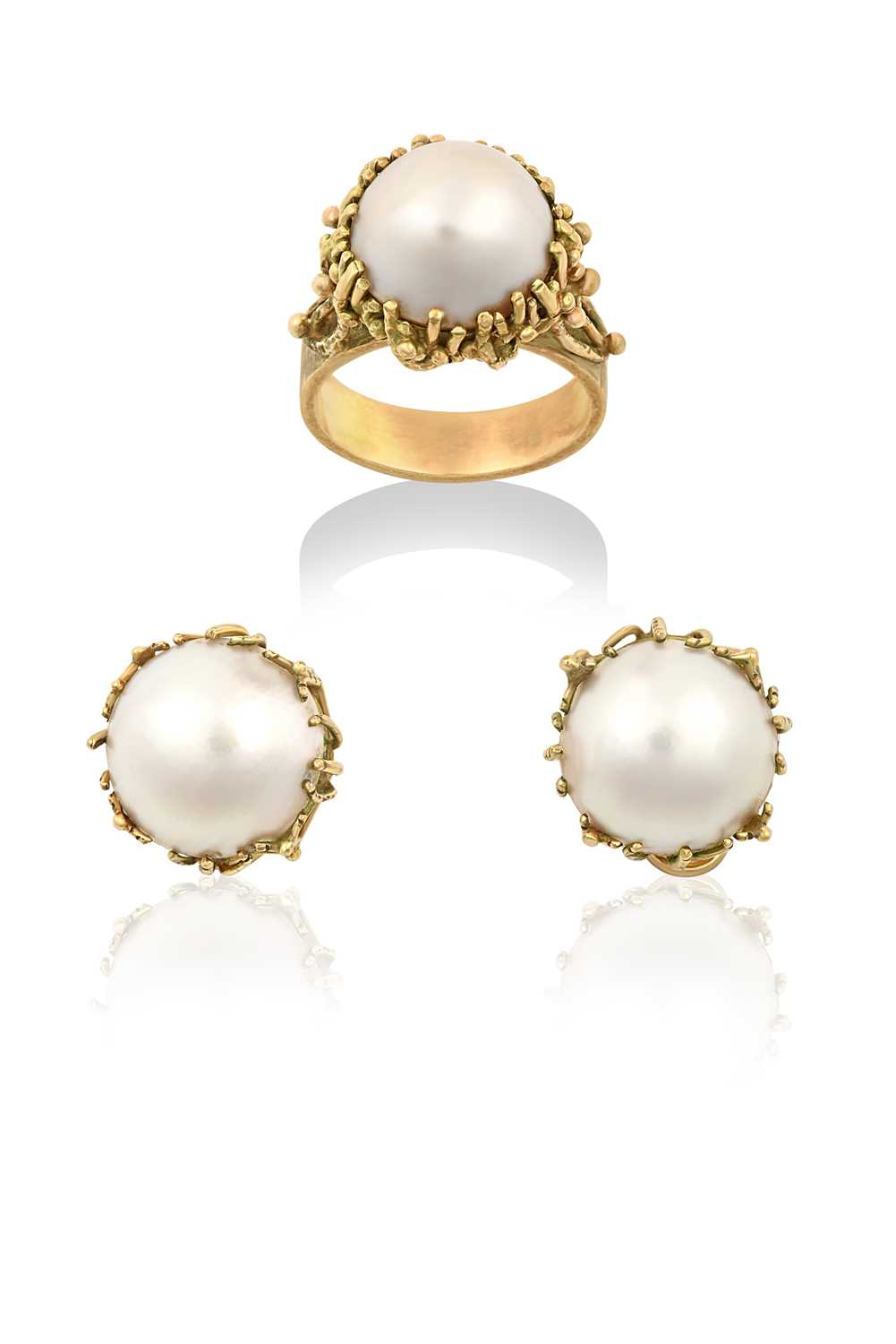 Lot 2292 - A 9 Carat Gold Mabe Pearl Ring and Matching...