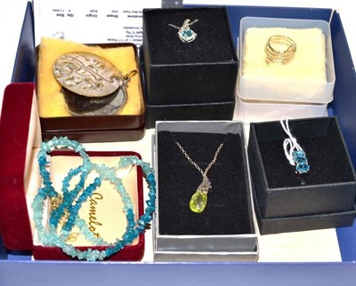 Lot 135 - A small quantity of jewellery including a blue topaz pendant, a three stone ring, (with...