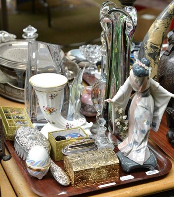 Lot 200 - A tray of decorative glass and ceramics including a Lladro figure of a Geisha, two Art Glass vases