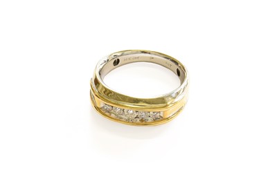 Lot 21 - A Diamond Five Stone Ring, the graduated round...