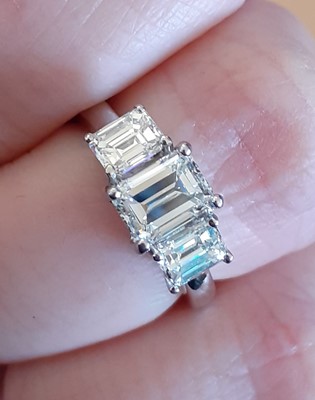 Lot 2016 - A Diamond Three Stone Ring the graduated...