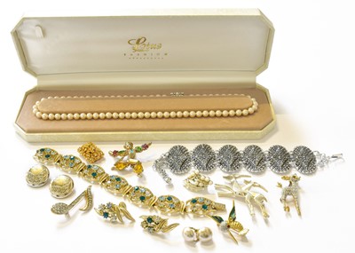 Lot 243 - A Quantity of Jewellery, including a lady's...