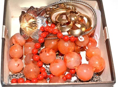 Lot 240 - A small quantity of jewellery, including a floral brooch, a fringe necklace, a coral bead necklace