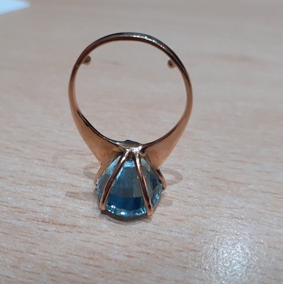 Lot 2048 - An Aquamarine Ring the oval cut aquamarine in...