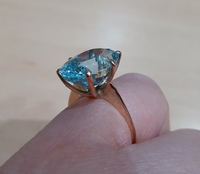 Lot 2048 - An Aquamarine Ring the oval cut aquamarine in...