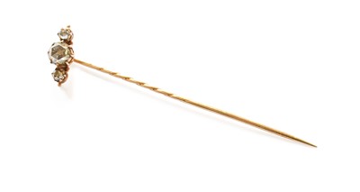 Lot 143 - A Diamond Three Stone Stickpin, the graduated...