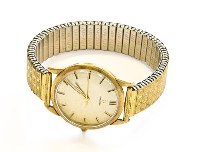 Lot 332 - A 9 Carat Gold Centre Seconds Wristwatch,...