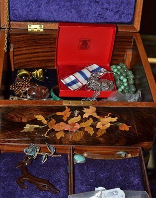 Lot 444 - A jewellery box containing assorted jewellery including malachite, agate and a silver jubilee medal